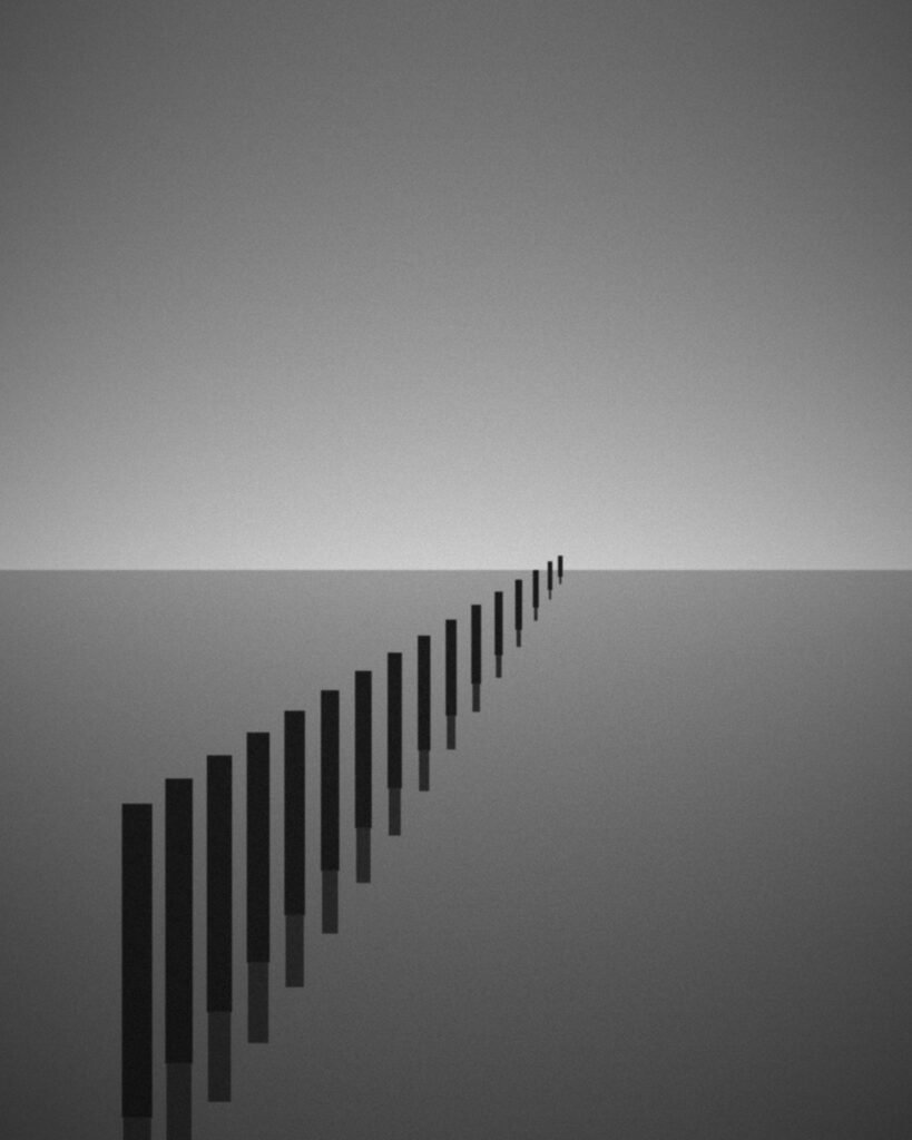 Photographie en noir et blanc : ponton et mer lisse